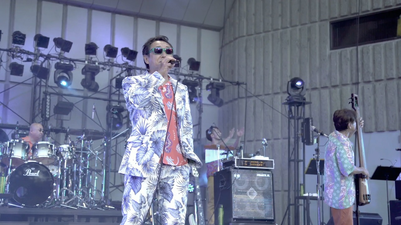 杉山清貴＆オメガトライブが東京・日比谷野外大音楽堂で行ったライブの様子。
