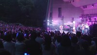 杉山清貴＆オメガトライブが東京・日比谷野外大音楽堂で行ったライブの様子。