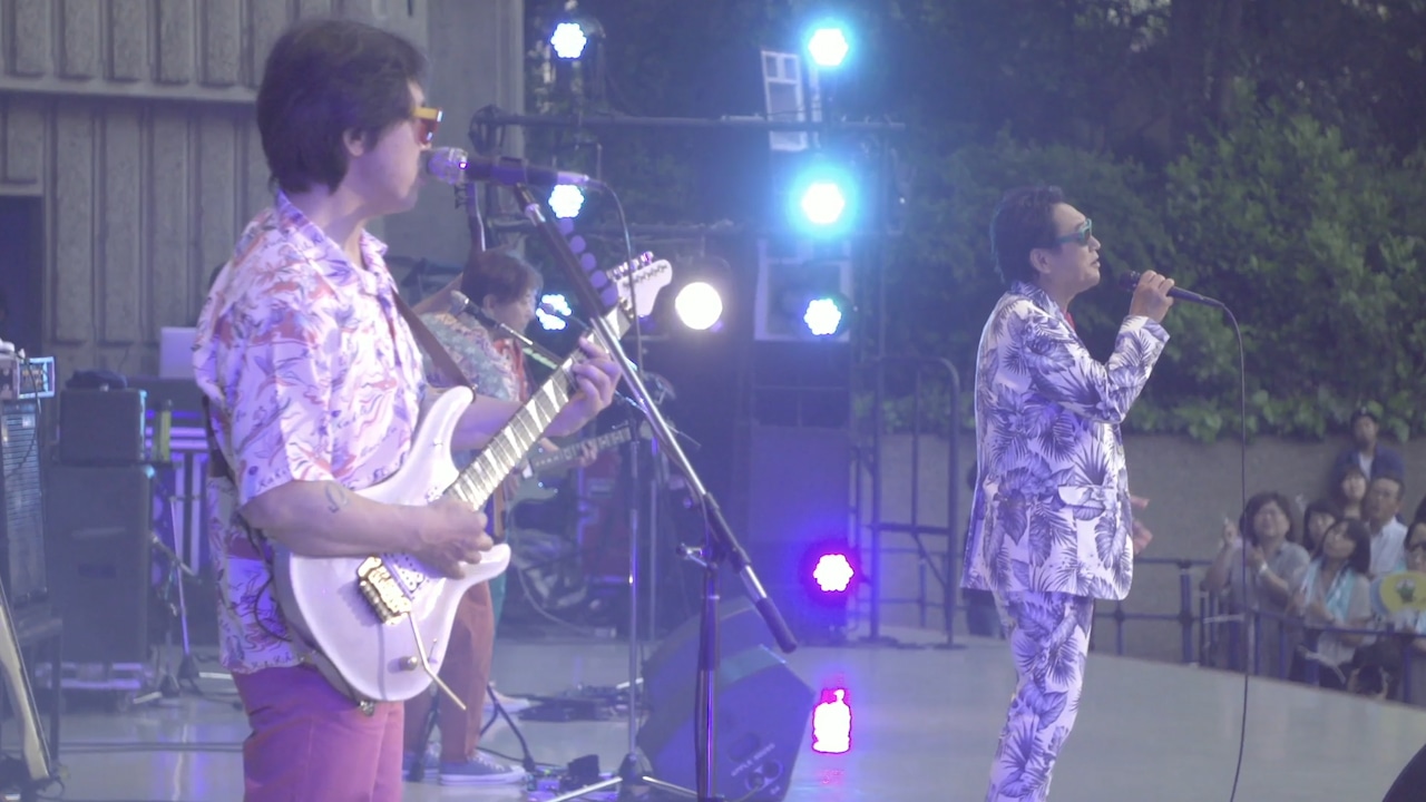 杉山清貴＆オメガトライブが東京・日比谷野外大音楽堂で行ったライブの様子。