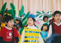 「エルマーとりゅうのぼうけん」の劇で竜を演じる眉村ちあき（中央）。