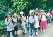 幼少期の眉村ちあき（左端）。