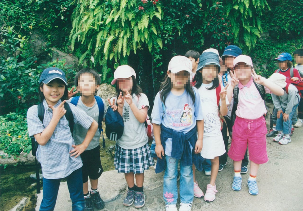 幼少期の眉村ちあき（左端）。