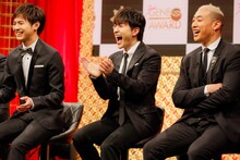 左から片寄涼太、佐野玲於、関口メンディー。（撮影：荒金大介）