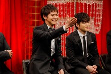 左から片寄涼太、佐野玲於。（撮影：荒金大介）