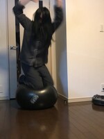 バランスボールに乗って何気ない時間を過ごすもりもりもと（Dr, Cho）。