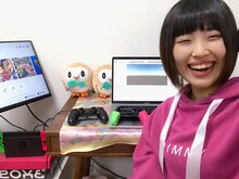 しばたありぼぼ（B, Vo）。PCの後ろにあるのはしばたお気に入りのポケモン・モクローのぬいぐるみ。