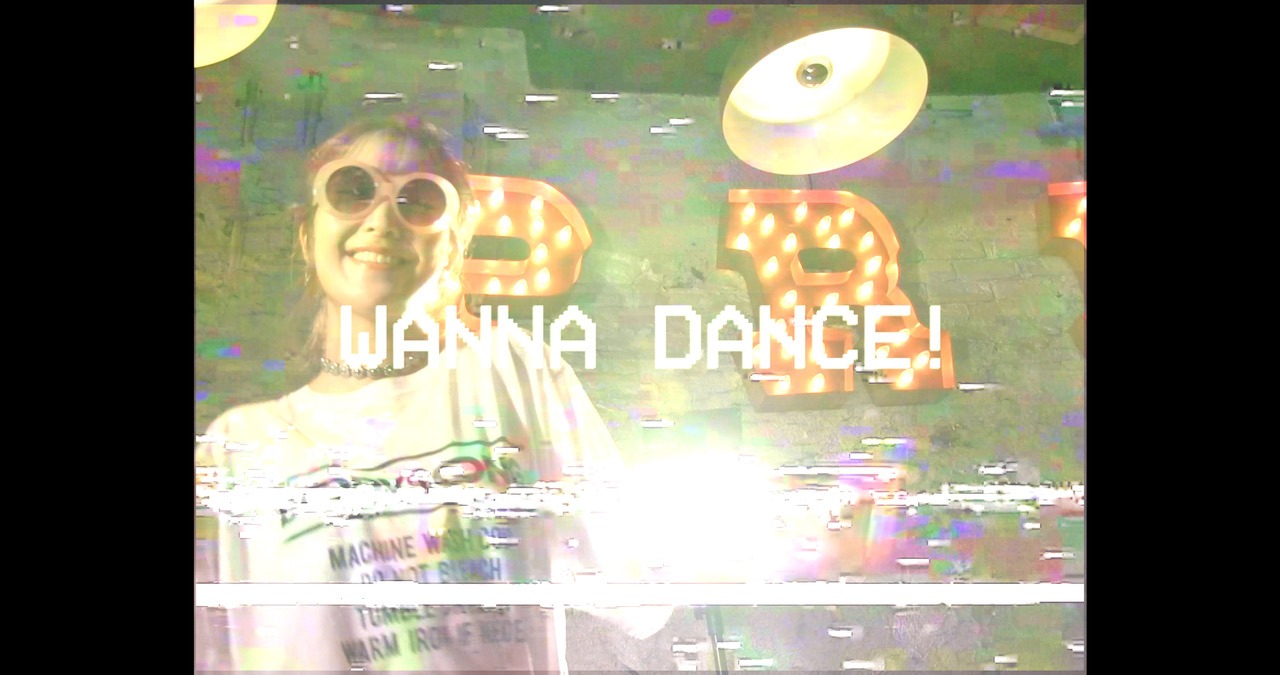 HALLCA「WANNA DANCE!」ミュージックビデオのワンシーン。