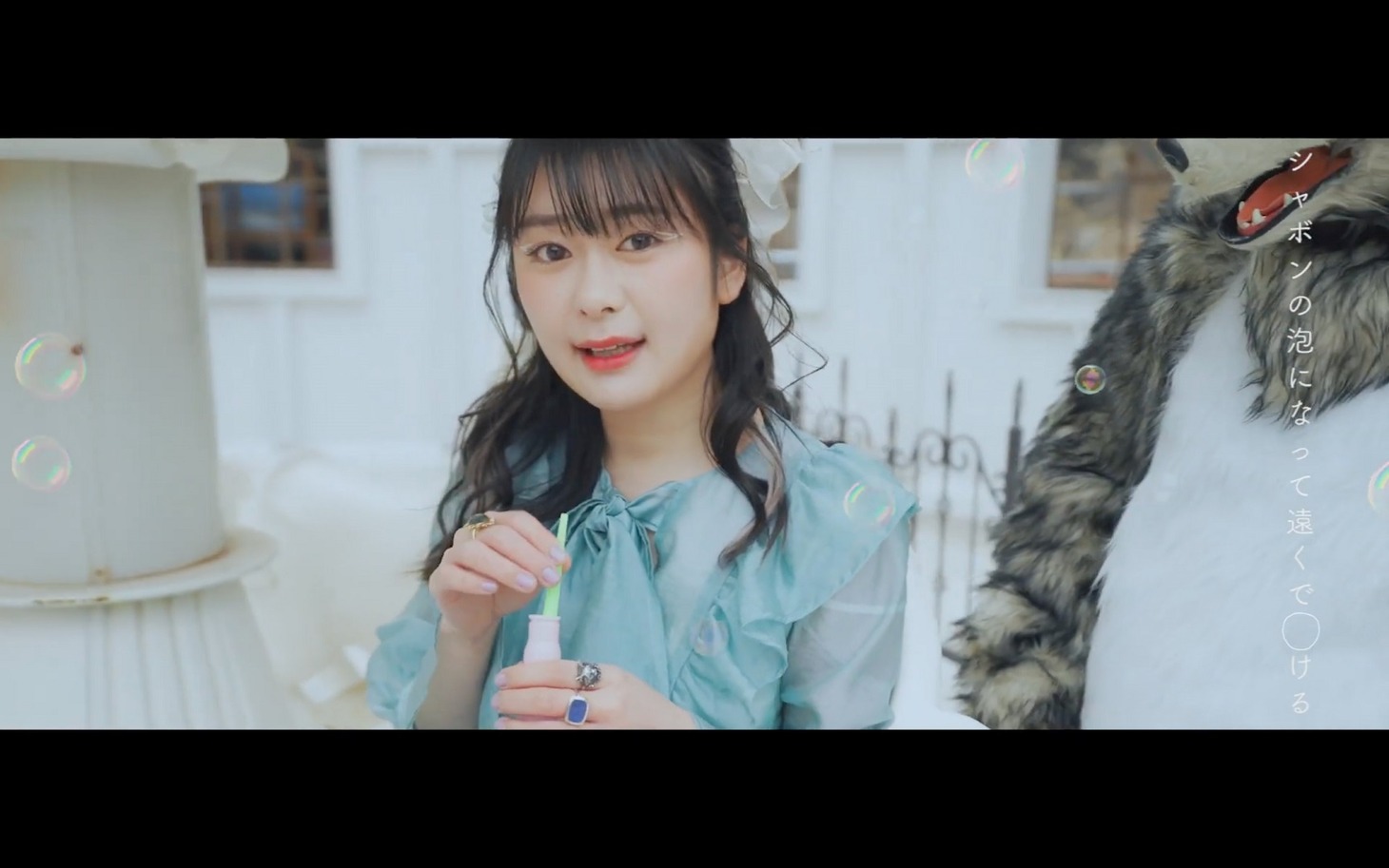 ももすももす「シャボン」ミュージックビデオのワンシーン。