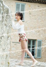 堀未央奈「いつかの待ち合わせ場所」封入ポストカード絵柄サンプル（1）