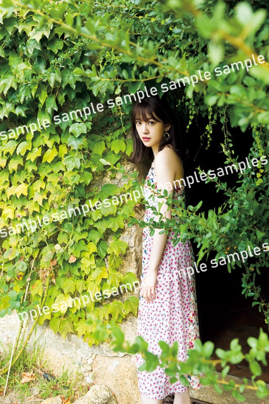 堀未央奈「いつかの待ち合わせ場所」封入ポストカード絵柄サンプル