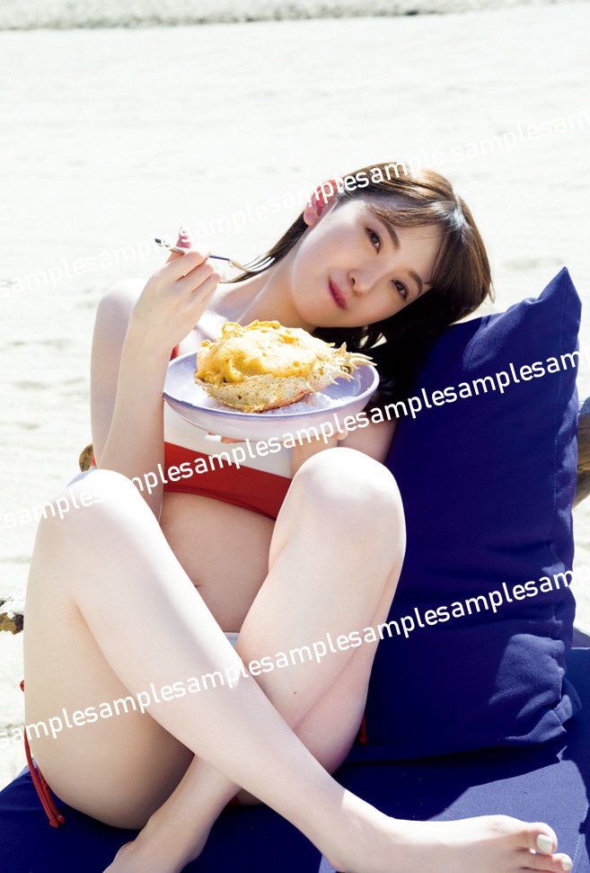堀未央奈「いつかの待ち合わせ場所」封入ポストカード絵柄サンプル