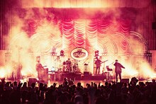 「King Gnu Live Tour 2019 AW」日比谷野外大音楽堂公演の様子。