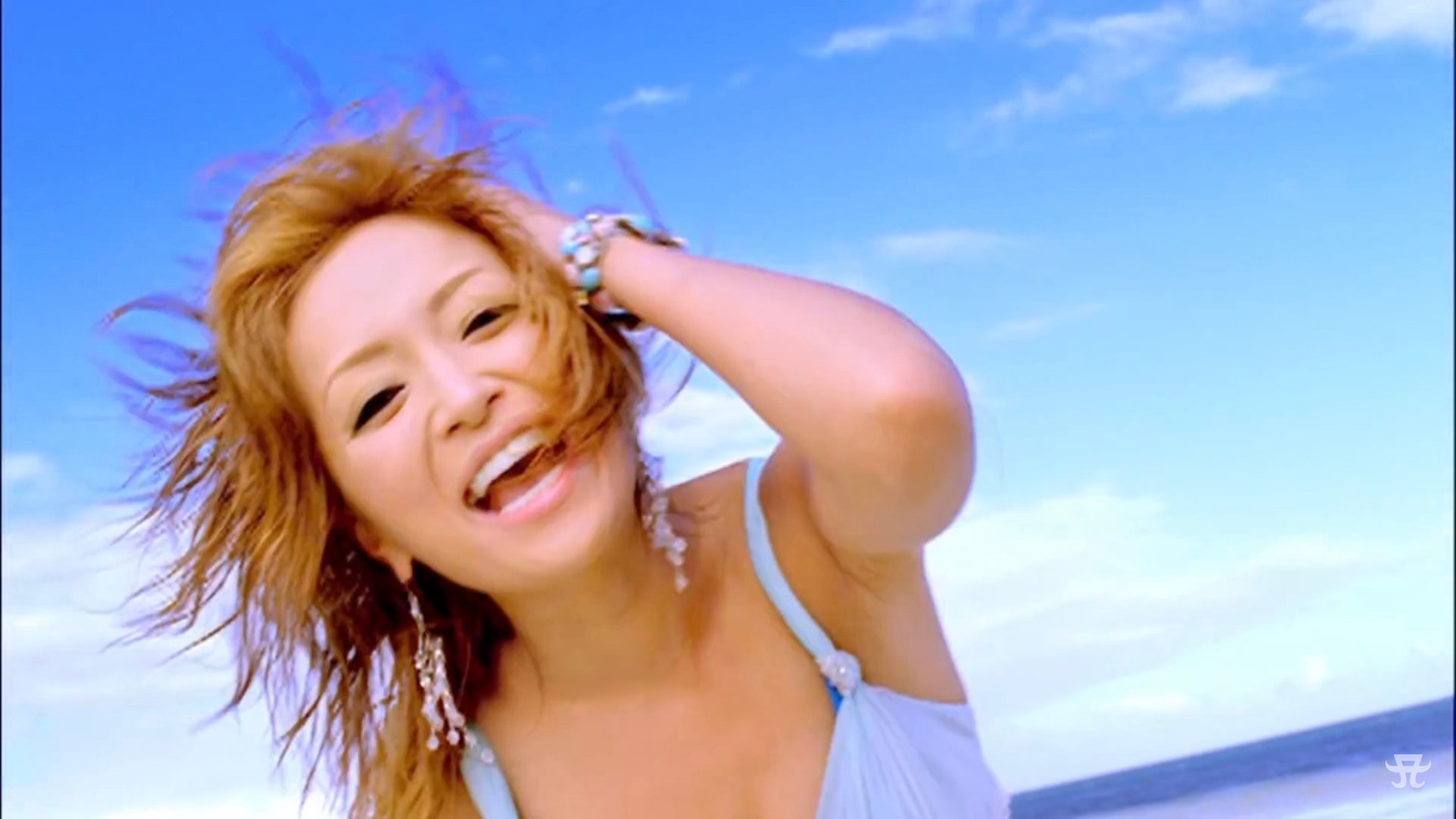 浜崎あゆみ「BLUE BIRD」ミュージックビデオより。