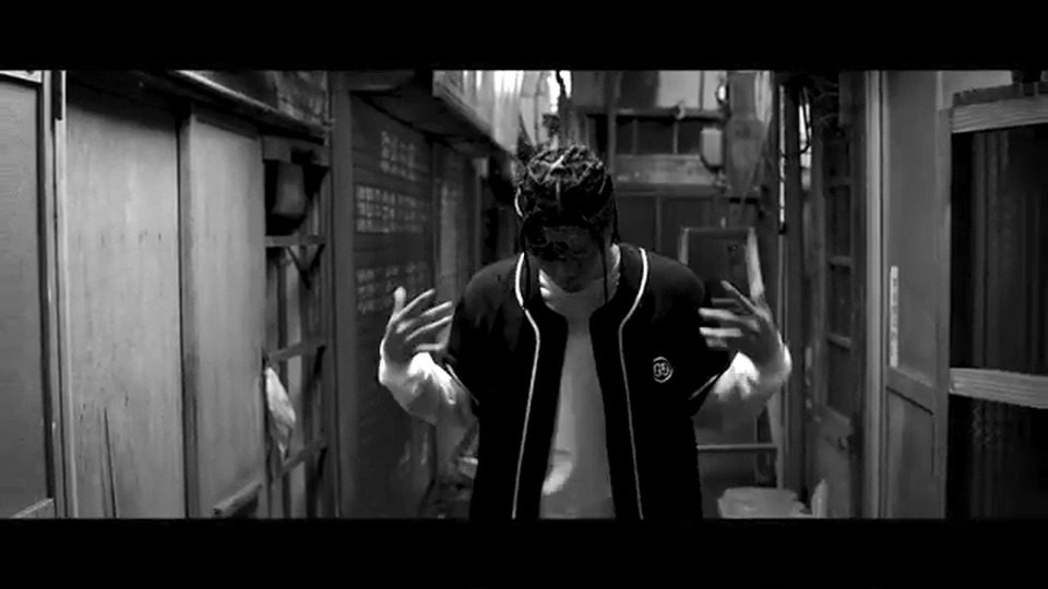 GADORO「BLACK BELLY」ミュージックビデオのワンシーン。