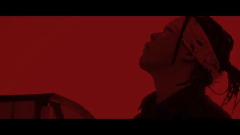 GADORO「BLACK BELLY」ミュージックビデオのワンシーン。