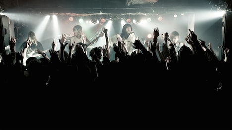 BRATS「Ms. Downer」MVより。