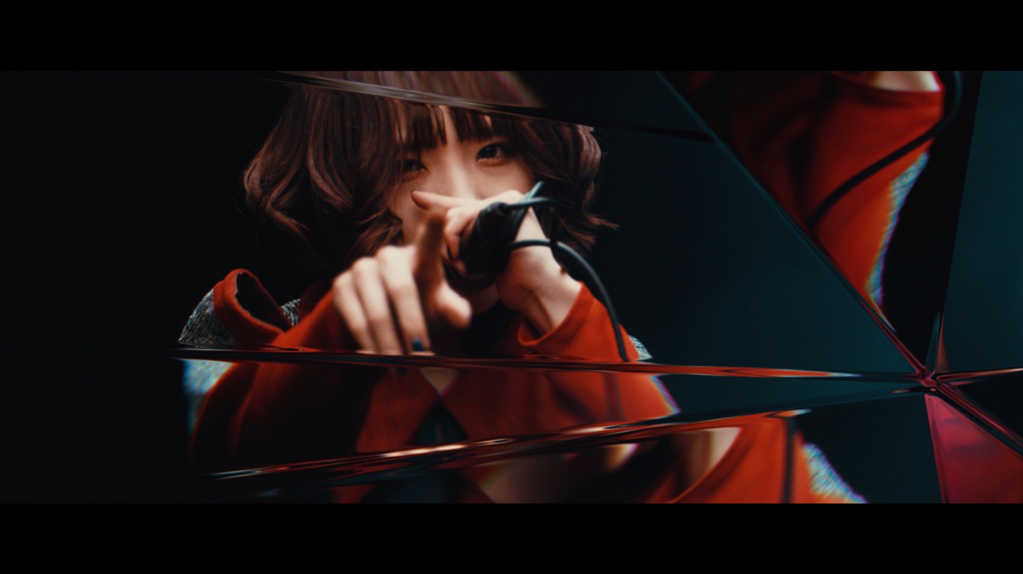 BiSH「TOMORROW」ミュージックビデオのワンシーン。