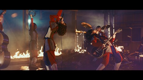 BiSH「TOMORROW」ミュージックビデオのワンシーン。