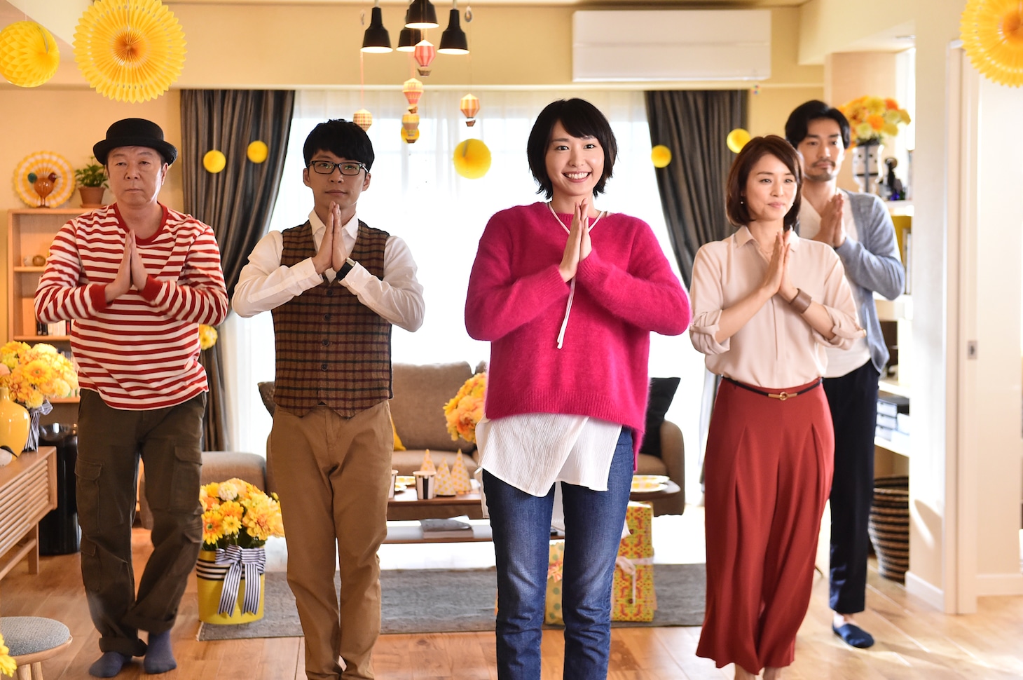 人気画像5位は「新垣結衣＆星野源『逃げ恥』未公開シーン加えた特別編放送、恋ダンス動画も公開」より、「逃げるは恥だが役に立つ」エンディングの“恋ダンス”のワンシーン。 (c)TBS