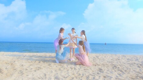 小倉唯「ハピネス*センセーション」ミュージックビデオより。