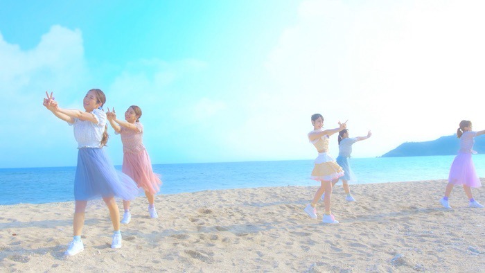 小倉唯「ハピネス*センセーション」ミュージックビデオより。