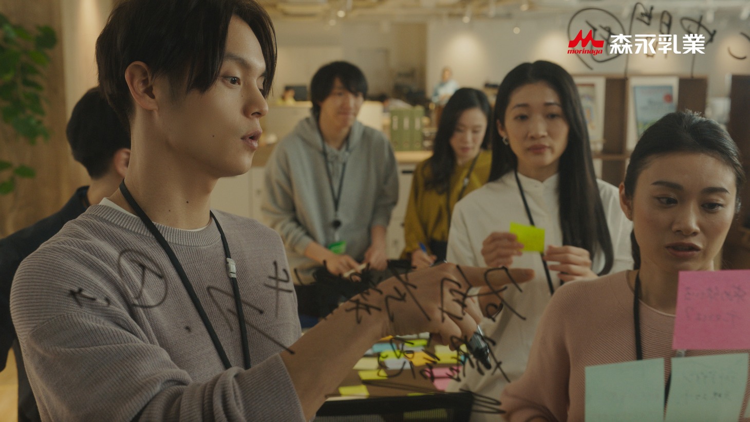 マウントレーニア新テレビCM「ほどいて、すすめ。」編のワンシーン。