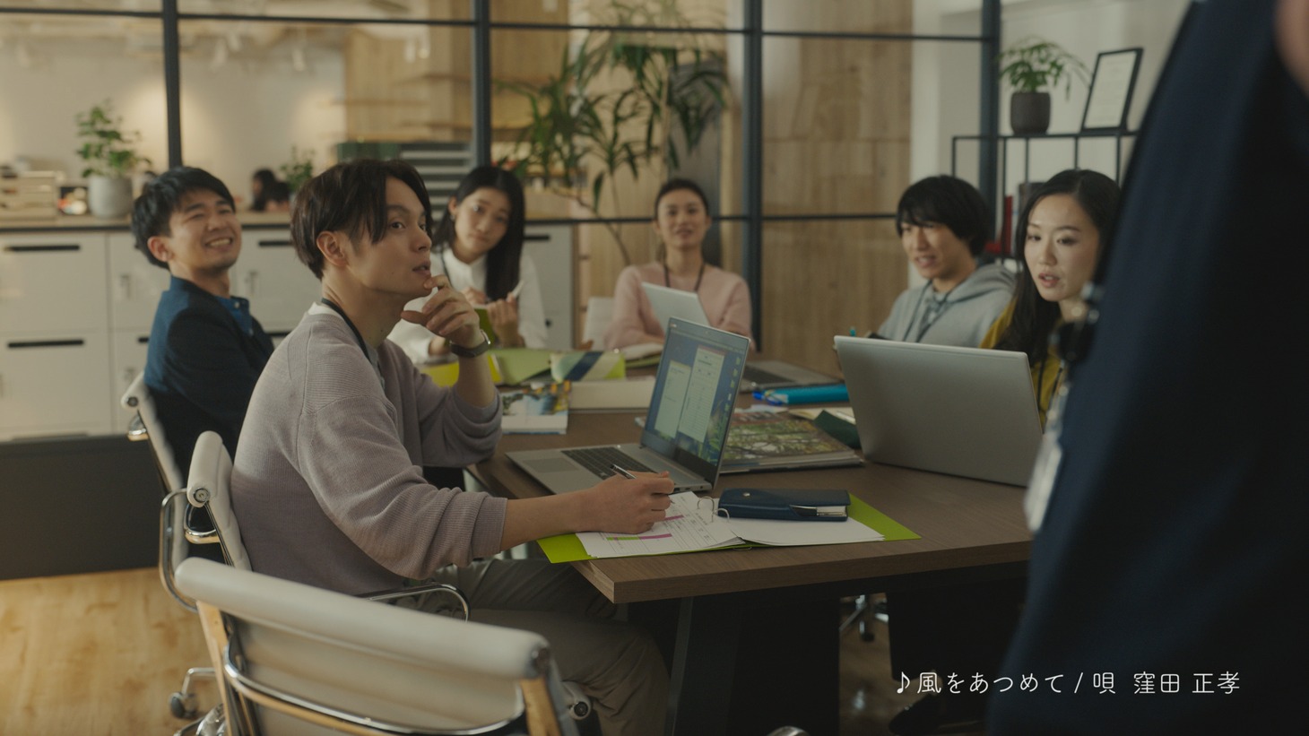 マウントレーニア新テレビCM「ほどいて、すすめ。」編のワンシーン。