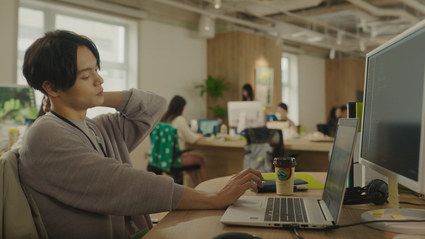 マウントレーニア新テレビCM「ほどいて、すすめ。」編のワンシーン。