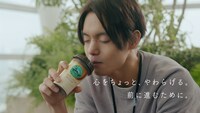 マウントレーニア新テレビCM「ほどいて、すすめ。」編のワンシーン。