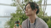 マウントレーニア新テレビCM「ほどいて、すすめ。」編のワンシーン。