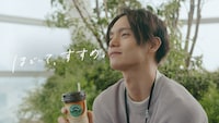 マウントレーニア新テレビCM「ほどいて、すすめ。」編のワンシーン。