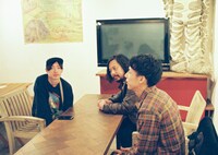 左から猪爪東風、スガナミユウ、堀田昌太郎。