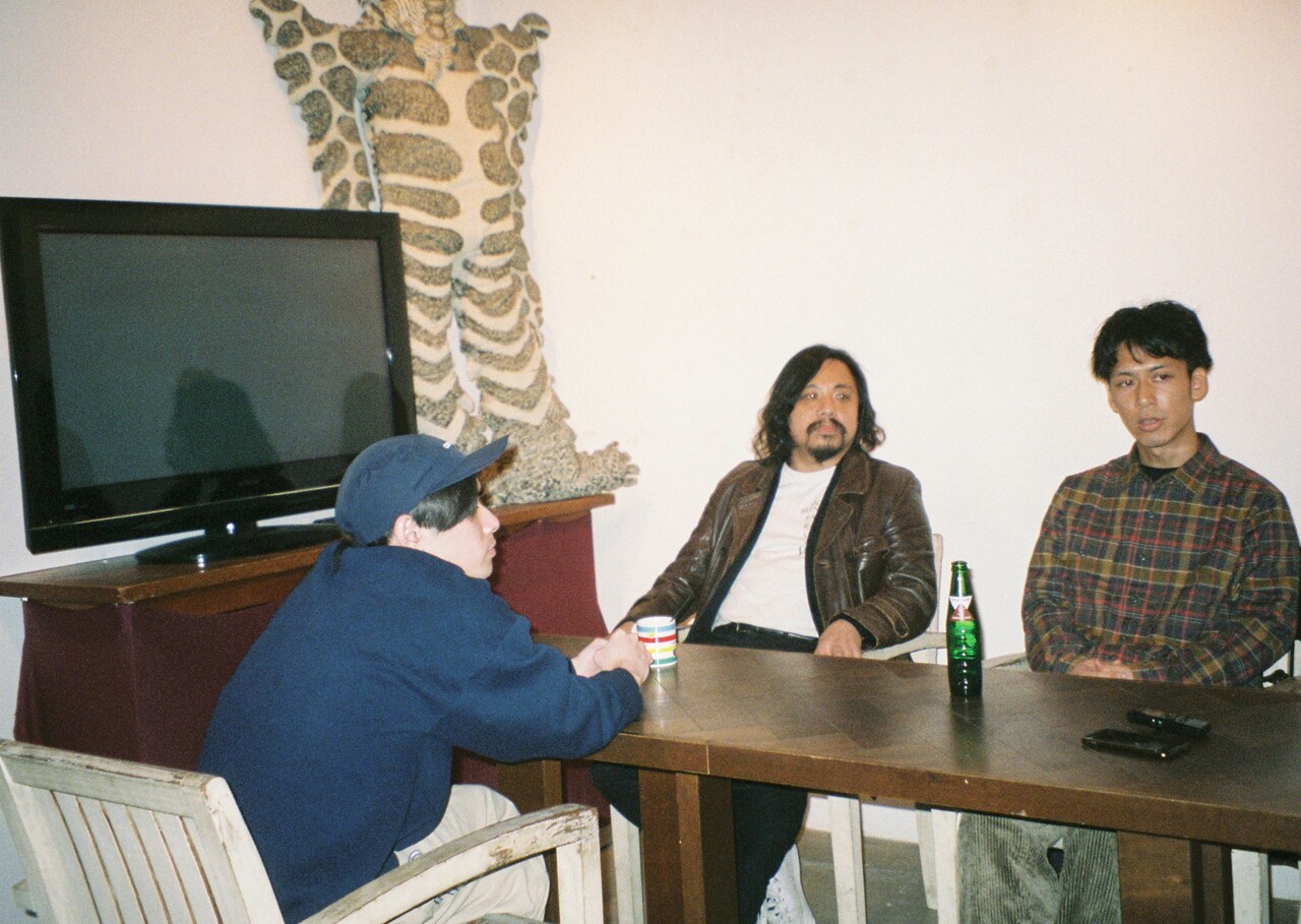 左から猪爪東風、スガナミユウ、堀田昌太郎。