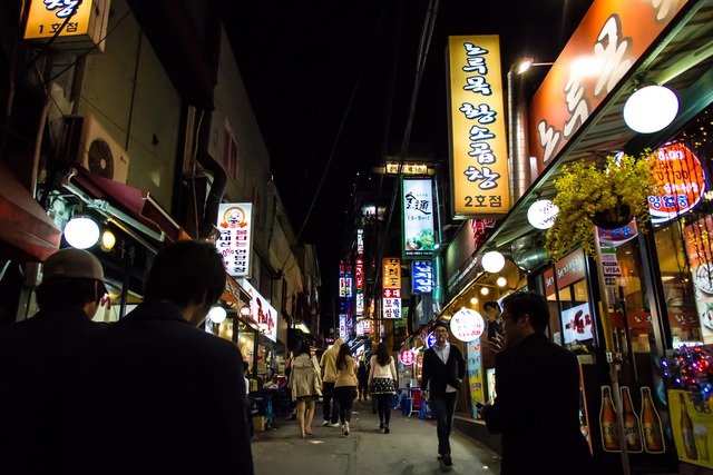 ソウル有数の歓楽街、ホンデの夜。（写真提供：大石慶子）