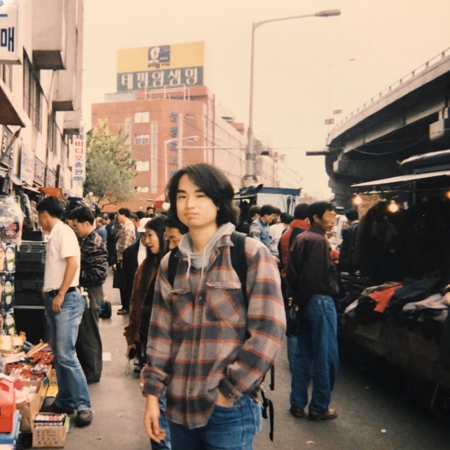 90年代末、ソウルの清渓川を訪れた際の長谷川。（写真提供：長谷川陽平）