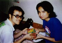 Deli Spiceのメンバーと談笑する長谷川。90年代末に東京で撮影されたもの。（写真提供：長谷川陽平）