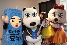 右から2番目が寺嶋由芙。