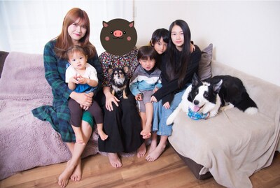 人気画像1位は「元℃-ute岡井千聖『岡井家』で再始動、FC限定Zoom飲み会開催」より、岡井家。岡井千聖の顔はなぜかスタンプで隠されている。