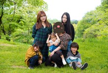 岡井家。岡井千聖の顔はなぜかスタンプで隠されている。