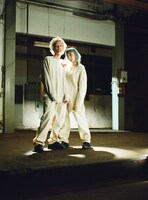 「THE CURVE 1 John Natsuki & CHiNPAN」を着用したJohn NatsukiとCHiNPAN。