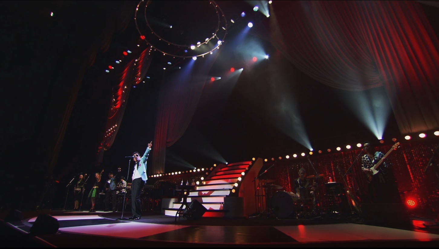 鈴木雅之の中野サンプラザホール公演の様子。