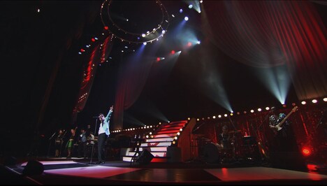 鈴木雅之の中野サンプラザホール公演の様子。