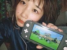 Nintendo Switch Liteで「あつまれ どうぶつの森」をプレイするみさこ。