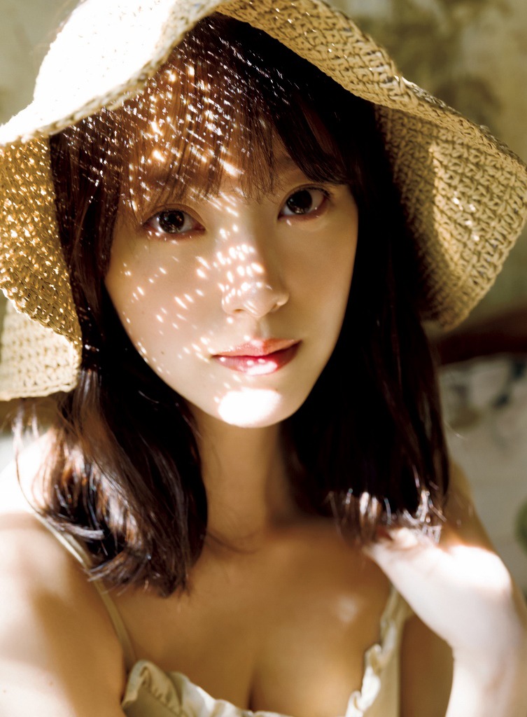 「いつかの待ち合わせ場所」より、堀未央奈お気に入りの麦わら帽子を被ったカット。