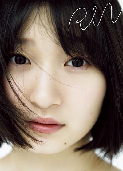 宮本佳林「RIN」表紙（撮影：西條彰仁）