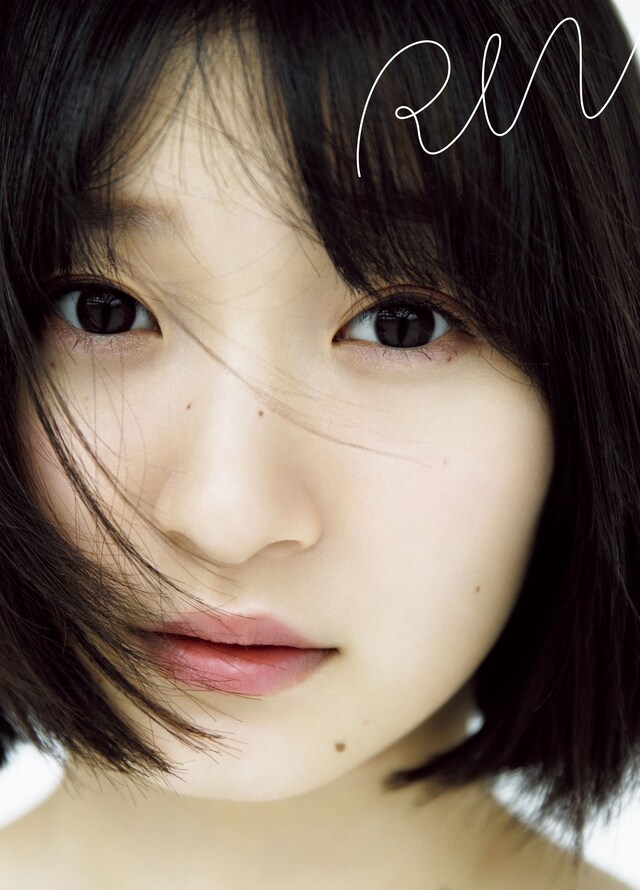 宮本佳林「RIN」表紙（撮影：西條彰仁）