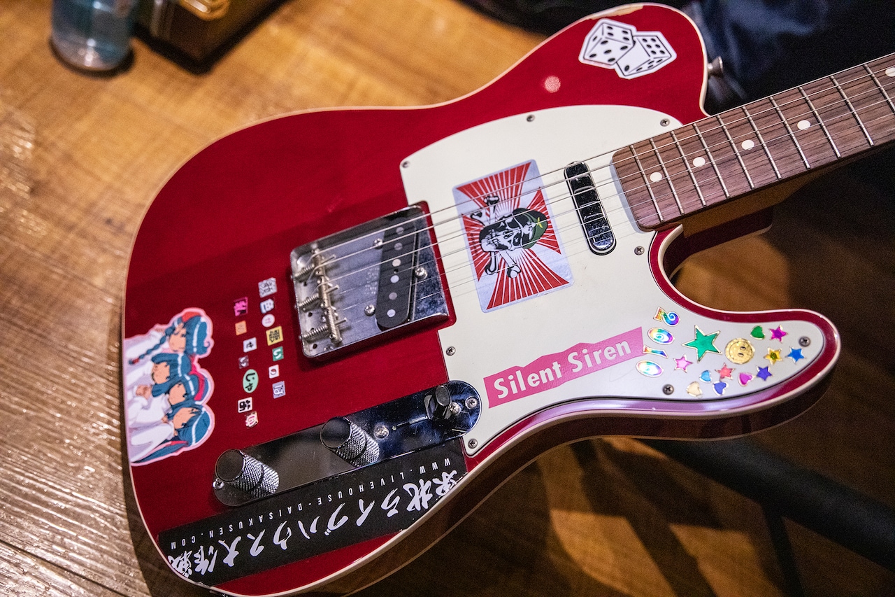 すぅ（SILENT SIREN）のテレキャスター。