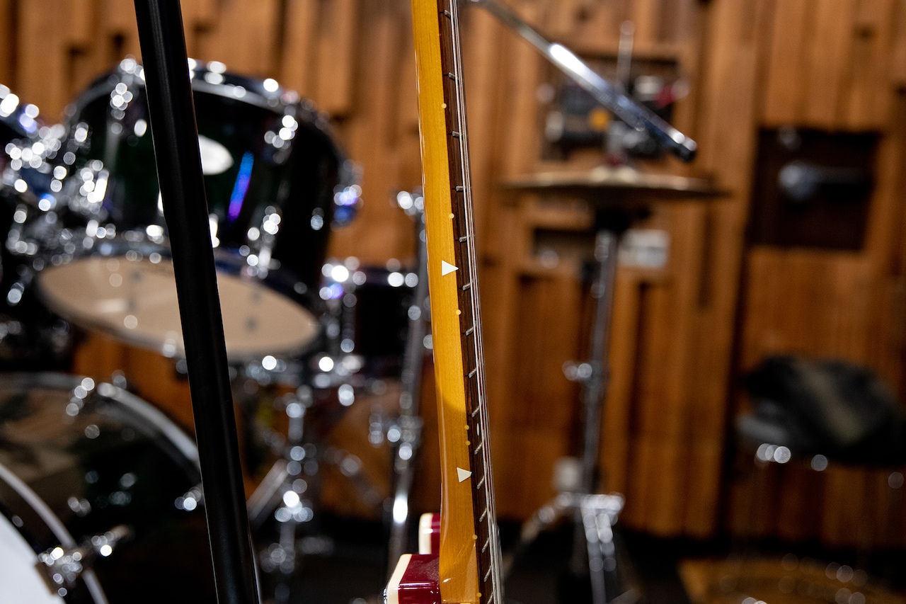 フレットの視認性を高めるために貼られたシール。