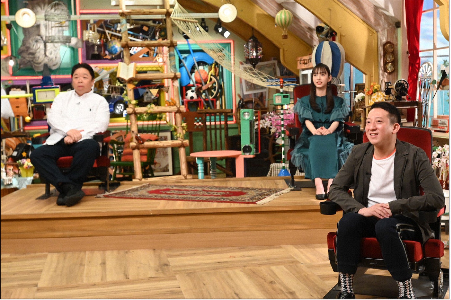 左から伊集院光、井桁弘恵、高橋茂雄（サバンナ）。(c)テレビ朝日