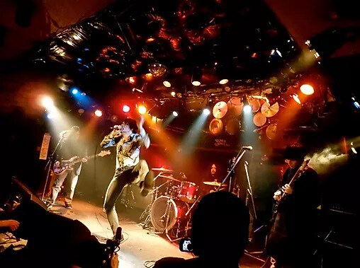 うしろ前さかさ族